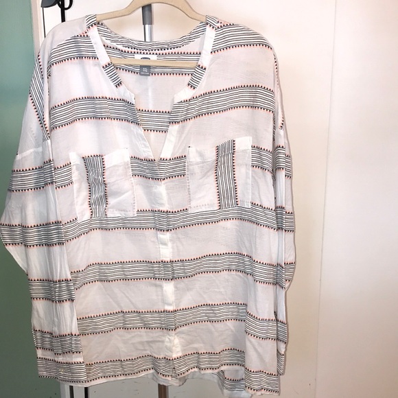 Old Navy Tops - Plus size long sleeve lightweight similar to linen material. Cute spring shirt!